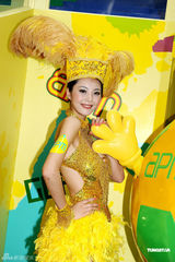 幻灯图：王子单独来港会见粉丝 变身贝克汉姆引尖叫