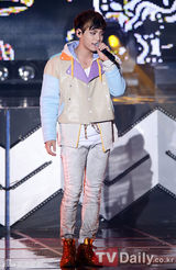 组图：韩团SHINee新专辑回归首唱疯狂火爆