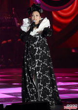 组图：汪明荃香港开唱 造型多变火辣优雅