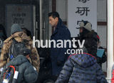 组图：吴奇隆再演时髦军人 雪中拍戏引众人围观