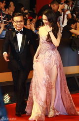 组图：徐若瑄走红毯 露腿露背秀性感