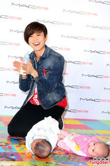 组图：何韵诗自曝生子计划 认两岁小帅哥做老公