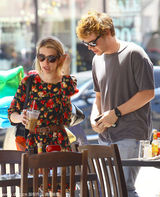 组图：艾玛-罗伯茨印花衬衫露斜肩 谨慎防偷拍