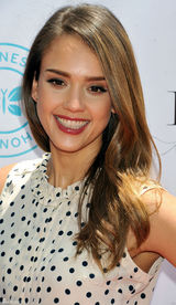 组图：杰西卡-阿尔芭波点裙甜美亮相