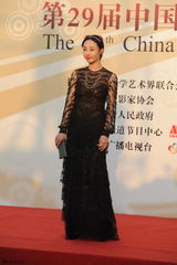 组图：白百何亮相红毯 镂空黑裙美艳