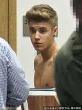 组图：比伯半裸过海关 裤子掉半截露底裤显邋遢