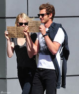 组图：艾玛与加菲反狗仔 出奇招做慈善