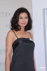 组图：钟楚红百万酬劳美容代言 热爱工作考虑复出