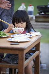 组图：《爸爸去哪儿》萌宝秀友谊 吃饭变小老虎