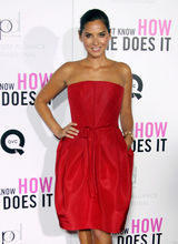 高清图：艾玛-罗伯茨抹胸裙亮相 和奥利维亚斗艳