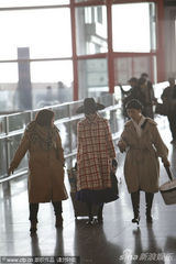 组图：范冰冰赴巴黎母亲送行 穿潮衣拿男包霸气外露