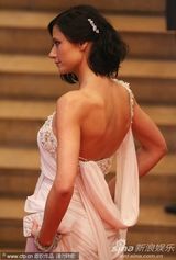 《宝莱坞》首映 女星高贵白裙不敌舞者性感蛮腰