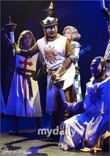 组图：音乐剧《蒙提-派森之火腿骑士》首尔首演