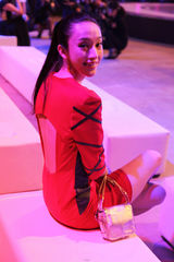 组图：张俪“萝莉装”亮相红毯可爱性感