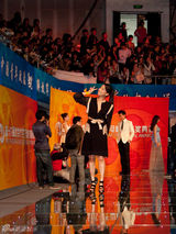 组图：吴辰君青春造型担当大学生电影节颁奖嘉宾