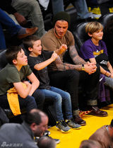 组图：贝克汉姆偷瞄辣妹 三公子抬头张嘴显默契