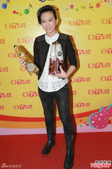 组图：金曲榜颁奖星光黯淡 张敬轩献主持处女秀