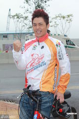 组图：邓兆尊兄妹参与单车赛 毛舜筠将再拍喜剧