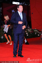 组图：《硬纸盒小镇》首映 导演埃曼诺牵爱妻亮相