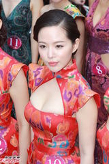 组图：准亚姐性感旗袍装拉票 甜美笑容展露美腿胸波