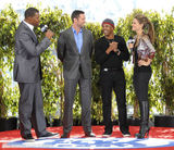 组图：道格拉斯夫妇助阵“超级碗” 安妮斯顿搞笑