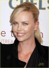 高清组图：查理兹-塞隆球场献唱 黑衫高贵