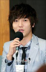 组图：韩节目《名曲2》记者会 2AM成员与IU等出席