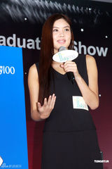 组图：乐基儿黑裙亮相高贵迷人 避谈与黎明造人计划