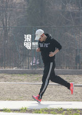 组图：严宽向女友求婚后现身 公园健身慢跑