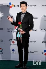 组图：韩孝珠玉泽演等众星亮相釜山电影节蓝毯