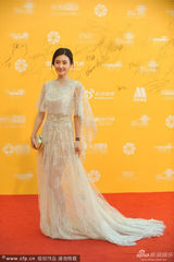 组图：王丽坤亲密牵郑恺 全白装玩王子公主配