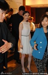 组图：倪妮白裙代言气质优雅宛若女神