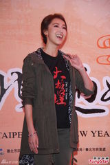 组图：《大稻埕》沿街发红包 猪哥亮隋棠亮相