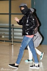 组图：李钟硕泰国返韩 大口罩遮面造型搞笑