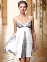 组图：罗马尼亚超模门吉娅秀美胸 蕾丝内衣复古典雅