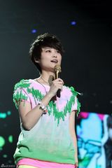 幻灯组图：李宇春南京个唱落幕 谢霆锋现场失控落泪