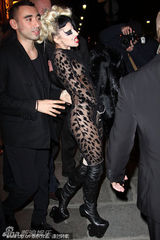 组图：Gaga豹纹透视装亮相巴黎 龇牙咧嘴不改雷劲