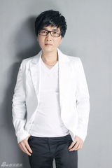 组图：曾春年休闲西装亮相 时尚装扮帅气硬朗