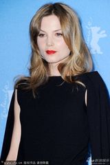 组图：《最佳出价》发布 西尔维娅获杰弗里献吻