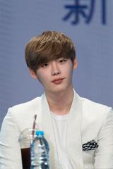 高清图：李钟硕赴沪会粉丝 表情呆萌似王子