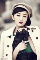 组图：小何晴名媛风街拍秀复古优雅