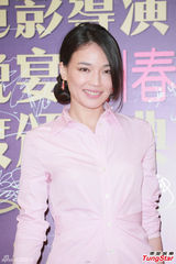 组图：章子怡火红包身裙挽手梁朝伟 宗师夺4奖