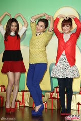 组图：S.H.E出席代言活动 圣诞节互交换礼物