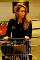 组图：杰西卡阿尔巴现身超市 独自疯狂大采购