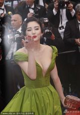 组图：张雨绮亮相红毯 绿裙深V爆乳抛飞吻