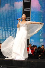 高清图：谭晶再唱《生死不离》 与志愿者为玉树祈福