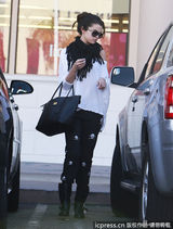 组图：赛琳娜再度分手心情差 骷髅裤配皮靴颓废