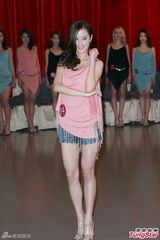 组图：倪晨曦教走猫步 亚姐佳丽奇招突围