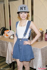 组图：《情越海岸线》主创调侃新婚陈茵媺