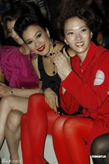 组图：钟丽缇红色裤袜惹火捞金 不受离婚影响展笑脸 